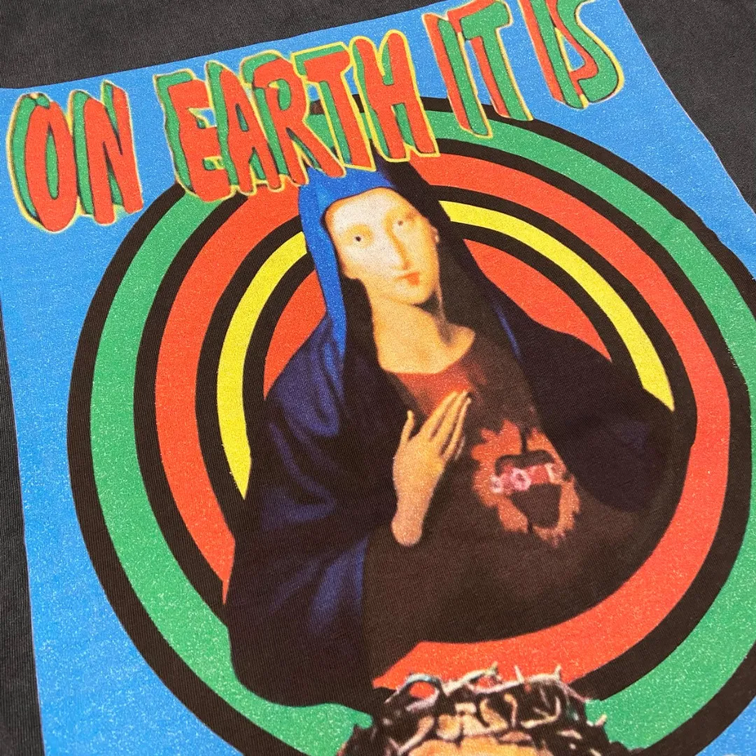American-style Saint Michael Virgin and Child Earth retro printed washed and distressed short-sleeved men's and women's T-shirts. Digital white ink direct injection. The fabric is breathable and the pattern is three-dimensional and clear. Fabric: Double yarn 240g Style number: S898 Size: S-M-L-XL Color: Black Price: P118